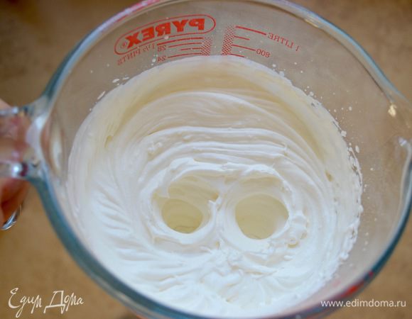 Сливки взбить с сахарной пудрой до устойчивых пиков... Осторожно смешать оба вида крема.