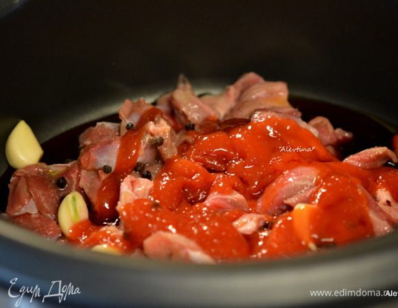 Чеснок очистить и нарезать крупно. Сложить все в мультиварку как чеснок и желудочки, черный перец горошком, соль. Налить красное вино. Я использую специальное для готовки. Добавить томатную пасту или кетчуп томатный.  Закрыть крышкой и тушить 3 часа.