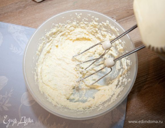 Агар-агар замочите в 100 мл холодной воды на пару часов. Сливочное масло и сгущенное молоко достаньте из холодильника и доведите до комнатной температуры. Готовим коржи. Для теста нам понадобится: 75 г сливочного масла, 75 г сахарного песка, 2 яйца, 5-8 капель миндального экстракта, 75 г миндальной муки и 50 г пшеничной муки. Взбейте масло с сахаром, пока масса не станет светлее.