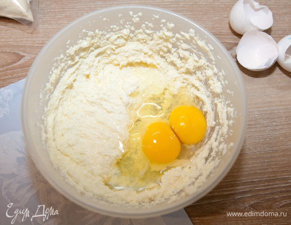 Добавьте яйца и миндальный экстракт, взбивайте до растворения сахара.
