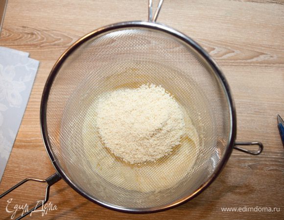 Добавьте просеянную миндальную муку и обычную муку.