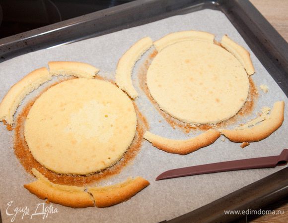 Выпекайте при 200°С около 10 минут (до золотистого цвета). Сразу обрежьте по диаметру формы. Остудите, не снимая с бумаги.