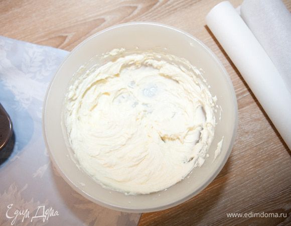 Приступим к приготовлению суфле. Взбейте оставшееся сливочное масло и сгущенку в крем, пока масса не станет светлее.