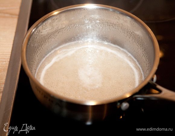 Воду с агар-агаром на небольшом огне доведите до кипения, тщательно размешивая лопаткой, до полного растворения. Кипятите минуту.