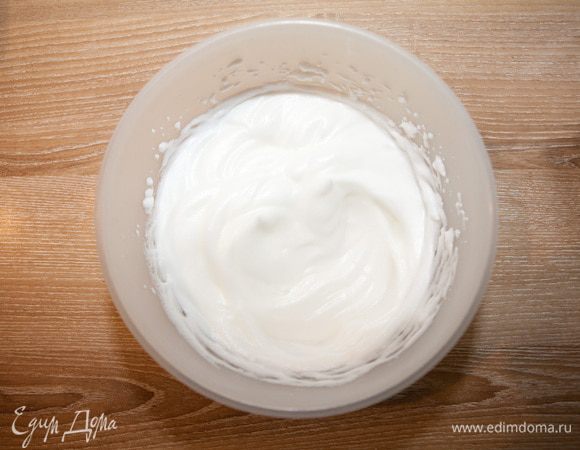 Отделите желтки от белков (желтки нам не понадобятся). Взбейте охлажденные белки с несколькими каплями лимонного сока до устойчивой пены. Всыпьте лимонную кислоту и взбейте до плотности.
