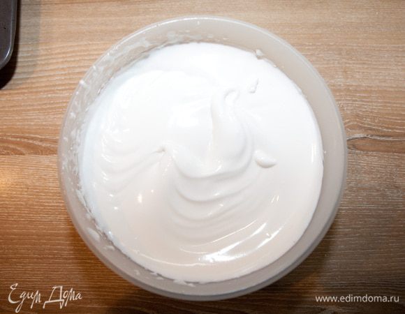 В белковую массу влейте тонкой струйкой горячий сироп, масса сильно увеличится в объеме. Взбивайте до плотного состояния. С агар-агаром нужно работать оперативно, он начинает схватываться уже про 40°С.