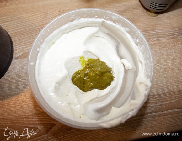 В оставшееся суфле добавьте фисташковую пасту, аккуратно перемешайте до однородного состояния.