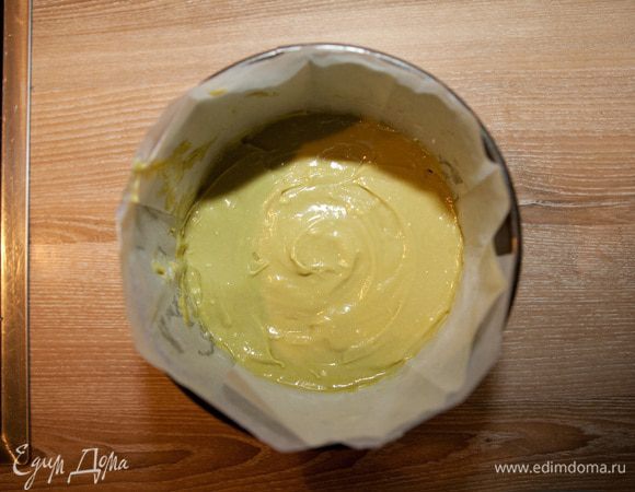 Залейте фисташковое суфле. Поставьте в холодильник застывать на 3-4 часа, можно на ночь.