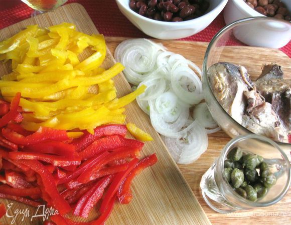 Перец помыть, порезать мелкими дольками. Лук почистить, порезать тонкими колечками. С сардин слить масло, оно не понадобится (получилось 125 грамм сардин).