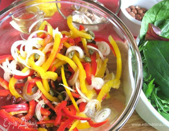 Смешать перец (красный и желтый), лук, каперсы, фасоль, лимонный сок, масло оливковое, соль, свежемолотый перец.
