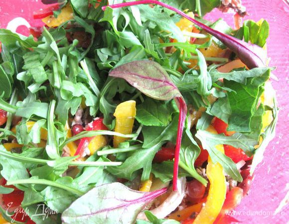 Добавить сардины, порезанные кусочками, зелень, порванную на кусочки, аккуратно смешать. Орехи измельчить.