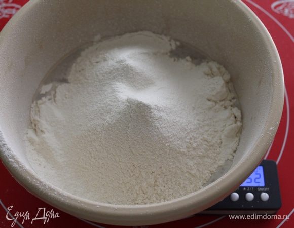 Просейте муку.