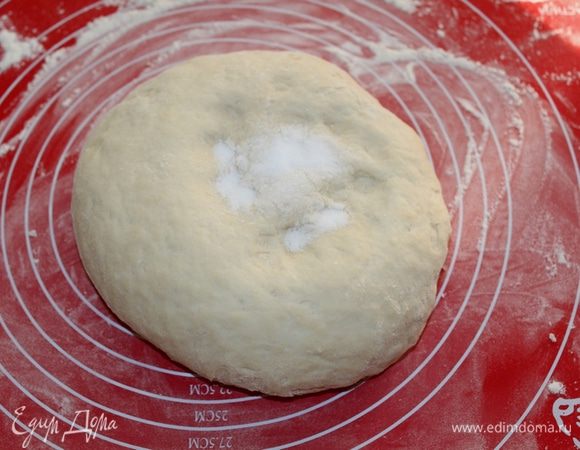 Выложите тесто, добавьте соль и вымесить до гладкости, около 20 минут.