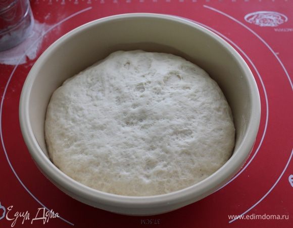 До увеличения вдвое, с обминкой через полчаса после начала брожения