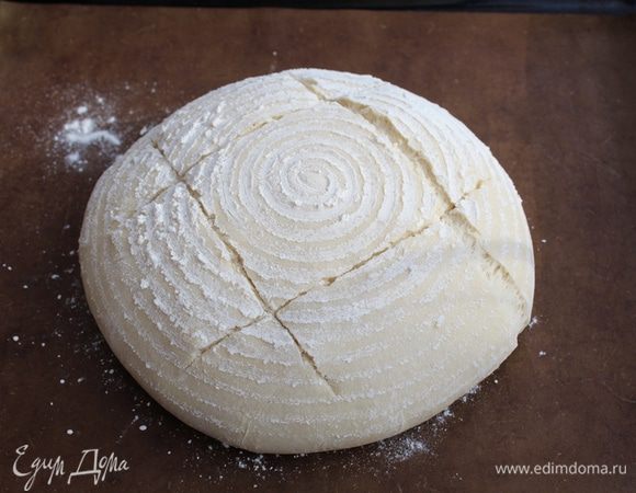 Перед посадкой в печь сделайте на хлебе надрезы.