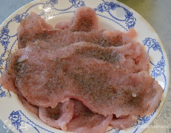 Филе индейки моем отбиваем и натираем смесью из соли и перца. Оставляем минут на 10 отдохнуть.