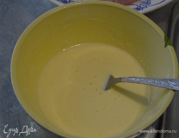 Тем временем взбиваем яйца со сметаной и крахмалом.