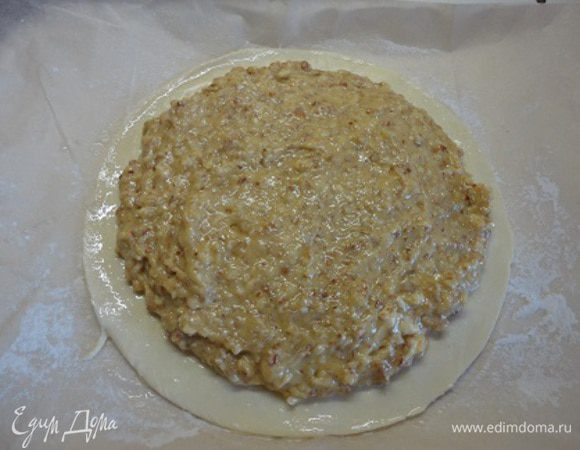 Начинку выложить на круг из теста, разровнять, оставляя незаполненной кайму по диаметру. Оставить на холоде еще на 20 минут.