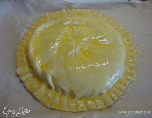 Духовку разогреть до 190°С. Пирог смазать яйцом и выпекать 30-35 минут.