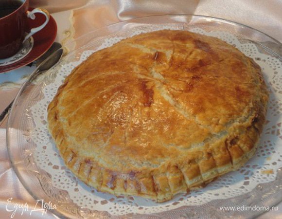 Можно посыпать сахарной пудрой, но мне понравилась его золотистая корочка.