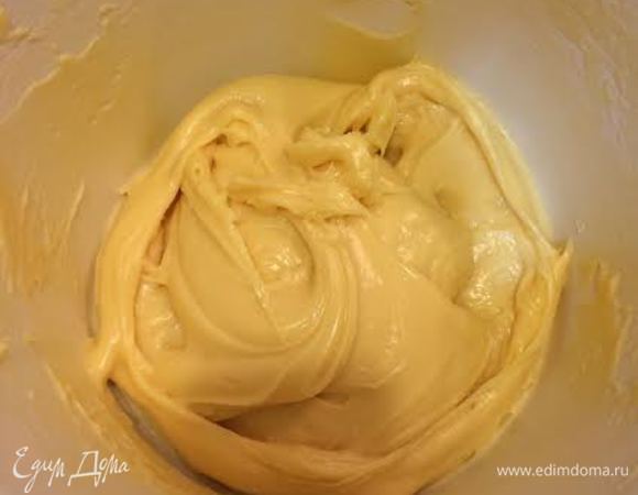 Миксером вбить в тесто по одному яйца. Это надо делать быстро, чтобы горячее тесто не свернуло яичный белок. Готовое тесто будет представлять собой тягучую пастообразную массу.