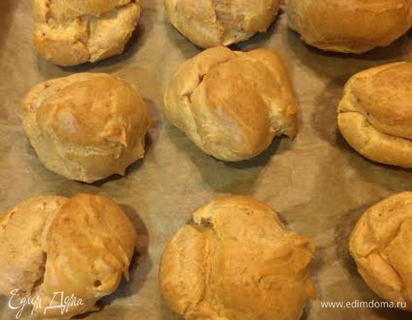 Выпекать первые 15-20 минут при температуре 220°С, потом уменьшить до 160°С и выпекать до готовности. У меня на всю выпечку уходит где-то 55-60 минут. Готовое пирожное оставить остывать в духовке.