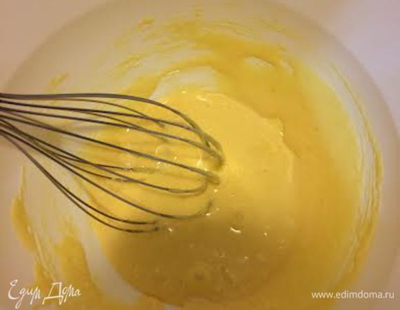 Крем: желтки, сахар, ванильный сахар, крахмал, муку перемешать венчиком.