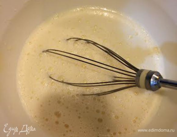 Добавить молоко в яйца и перемешать.