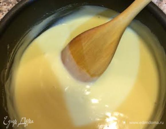 Перелить в кастрюльку и варить на медленном огне, постоянно помешивая до загустения.