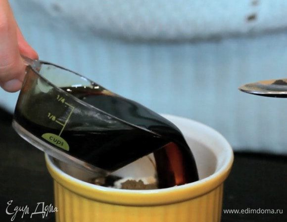 Смешать муку, 5 специй, соевый соус и кунжутное масло.