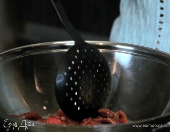 Разогреть хорошо вок, добавить часть подсолнечного масла и обжарить говядину 2-3 минуты в три приёма. Сложить говядину в миску и накрыть фольгой.