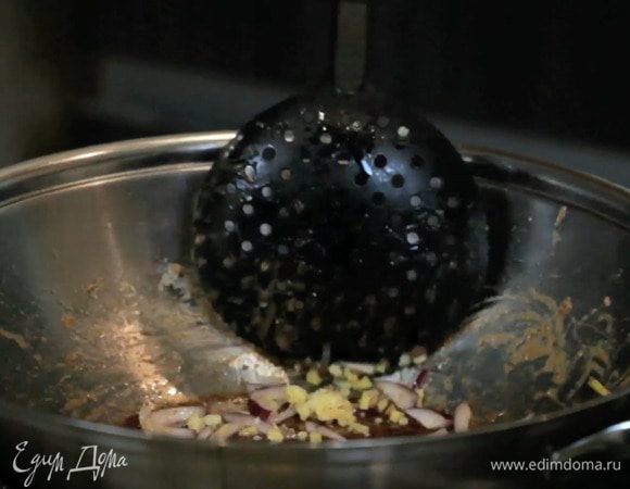 Добавить оставшееся масло в вок и обжарить лук 2 минуты, затем добавить чеснок и имбирь, обжарить 1 минуту.