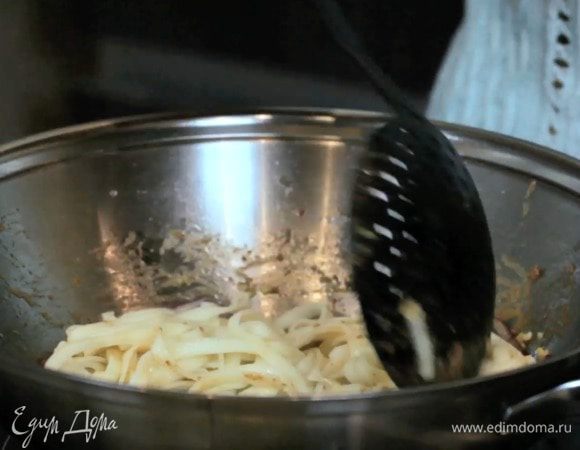 Добавить сваренную лапшу по выбору и часть соуса, обжарить 2 минуты.