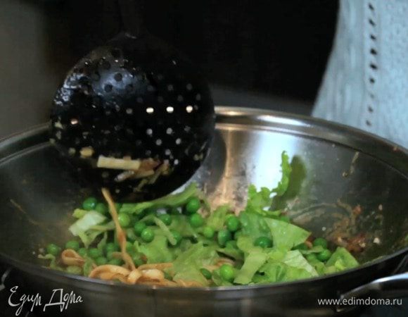 Затем добавить салат и горошек, обжарить 1 минуту.