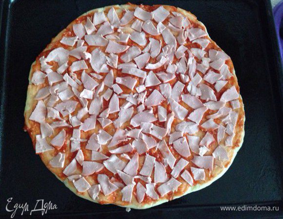 Смешиваем кетчуп с натертым на терке чесноком, смазать поверхность теста данным соусом. Затем следующий слой — колбаса (ветчина или сервелат, в общем что вашей душе угодно).