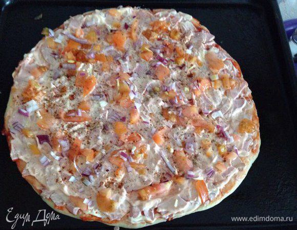 Далее выкладываем нарезанный помидор (лишнюю жидкость слить), красный лук, посыпаем красной сладкой паприкой и черным перцем. 