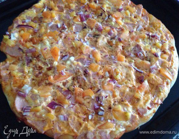 Отправляем в нагретую духовку и выпекаем до тех пор, пока нижняя поверхность теста не подрумянится до полной готовности (выпекаем в средней секции). Сразу вытаскиваем пиццу и сверху посыпаем тертым на крупной терке сыром.
