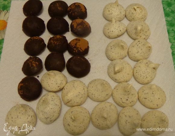 Сделать трюфели. Я пользовалась рецептом Танечки-Hilda http://www.edimdoma.ru/retsepty/64865-tryufeli.
Делать их лучше заранее. Также заранее можно сделать конфетки-безе http://www.edimdoma.ru/retsepty/77712-pechenie-mimoletnyy-utrenniy-potseluy.