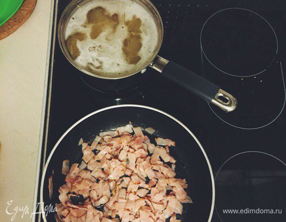 Отварить макароны до готовности. Бекон обжарить на сухой сковородке.
