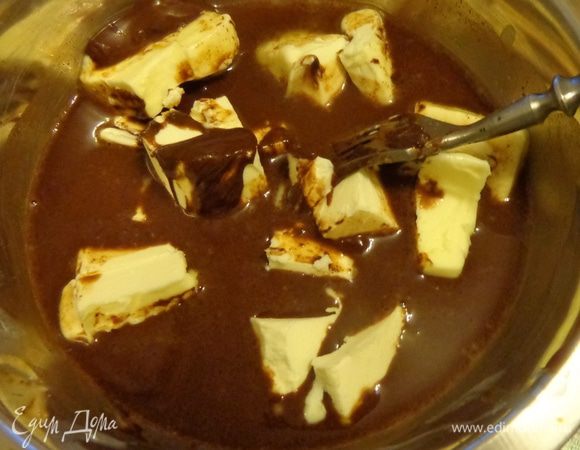 Расплавить шоколад и масло, добавить какао и хорошо размешать.