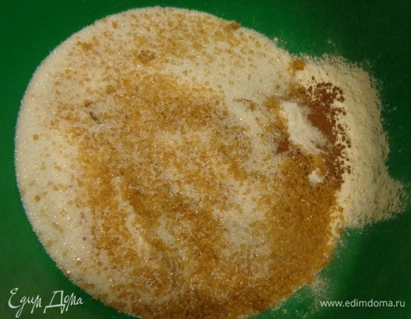 В миске смешать сухие ингредиенты: муку. сахар, соду. Я взяла белый и коричневый сахар 1:1.
