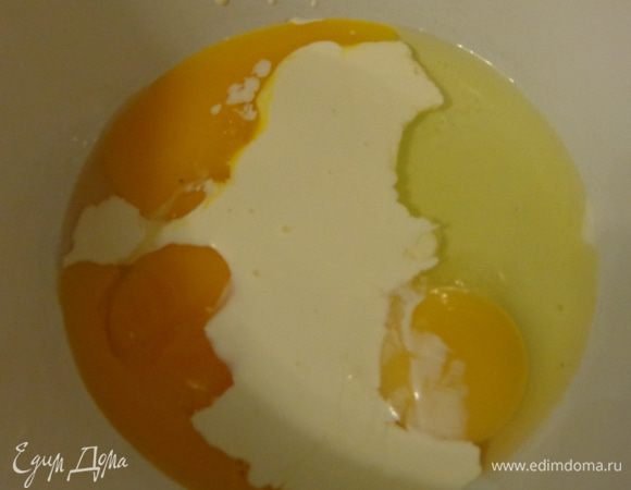 Отдельно взбить яйца со сливками и смешать их с сухими ингредиентами. В конце добавить расплавленный шоколад с маслом и какао. Хорошо перемешать лопаткой.