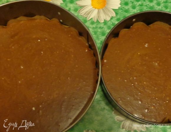 Печь при 160°С около 40 минут в смазанной маслом форме, проложенной пергаментом. Я разделила тесто так: 1/3 испекла в форме 26 см, а 2/3 в форме 20 см. Готовый бисквит из маленькой формы остудить и разрезать на 2 коржа. В оригинале рецепта предлагалось дать ему вызреть и готовить на следующий день, но у меня не было столько времени, да и никаких трудностей с разрезанием не возникало.