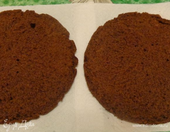 Коржи получились очень влажные и маслянистые, поэтому очень сомневалась, стоит ли их пропитывать сиропом. Но потом решила действовать по рецепту и пропитала немножко.