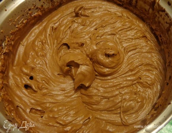 Для крема 2: В горячей воде растопить шоколад и сахар, добавить коньяк. Поставить миску с этой смесью на лед и начать взбивание. Через 4-5 минут придет отчаяние, что ничего не получится. Но потом еще через 3-5 минут прямо на глазах смесь начнет сгущаться и превратится в чудесный мусс! 
Это просто волшебство какое-то! Поставить это чудо в холодильник до употребления.