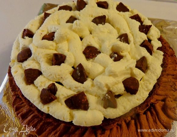 Второй корж (маленький) смазать белым кремом. Положить на крем трюфели.  