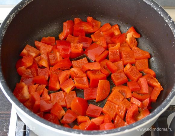 Перец вымыть и нарезать кубиками. Обжарить на растительном масле до готовности, около 7 минут.
