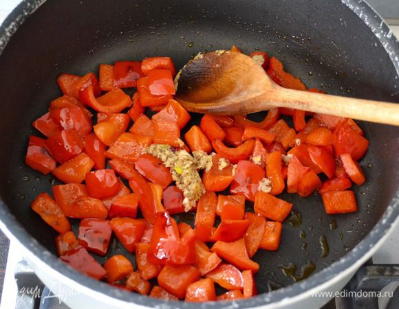 Добавить смесь специй и обжарить всё еще 1 минуту.