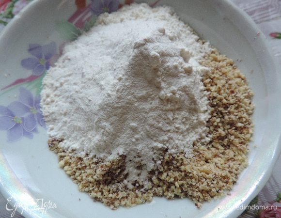 Грецкие орехи измельчить как можно мельче в блендер, мельничка и т.п. Добавить к орехам муку, разрыхлитель (полпакетика, рассчитанного на 500 г муки) и кофе.