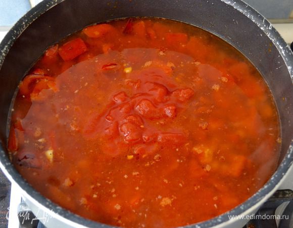 Томаты в собственном соку, сахар (позволить чуть снизить кислоту), бульон, довести до кипения, уменьшить огонь и варить 15 минут.